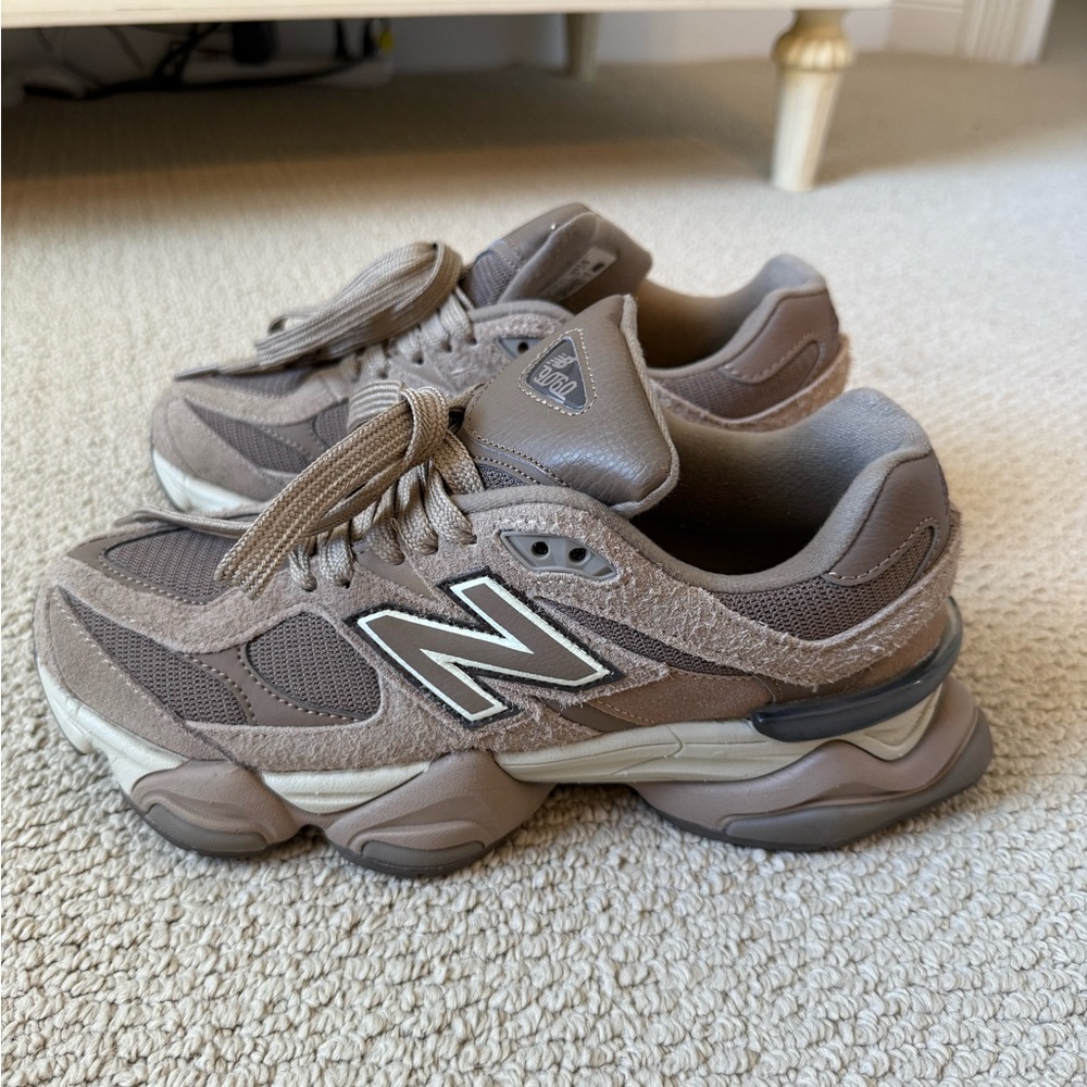 New Balance 9060 Mushroom Timberwolf Men’s 7 Women’s 8.5